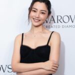 Michelle Wai Instagram - 好榮幸獲邀出席Swarovski Created DiamondS發佈會🥰。一直知道Swarovski係歐洲歷史最悠久的品牌之一，今次參觀完加深咗我對佢地既認識，令曾經修讀專業鑽石鑑定證書嘅我亦了解到培育鑽石與開採鑽石相比係一樣咁高質，而且性價比更高。 去到佢地位於K11 MUSEA的POP UP，了解到Swarovski已經有129年的璀璨傳承，有創新技術及精湛工藝去處理培育鑽石，致力打造「適合所有人的鑽石」。而且培育鑽石與開採鑽石喺化學、物理以及光學屬性方面都100%相同。而Swarovski Galaxy & Eternity 系列的培育鑽石都有IGI權威認證👍🏻。 Swarovski Created Diamonds “Galaxy” 系列，每件作品都經過精心設計，選擇又多樣化，非常適合多場合佩戴。大家鍾意我依家戴住嘅”Galaxy” ✨💎系列嗎? @Swarovski #Swarvoski #SwarovskiCreatedDiamonds #SwarovskiGalaxy