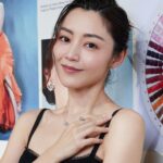 Michelle Wai Instagram - 好榮幸獲邀出席Swarovski Created DiamondS發佈會🥰。一直知道Swarovski係歐洲歷史最悠久的品牌之一，今次參觀完加深咗我對佢地既認識，令曾經修讀專業鑽石鑑定證書嘅我亦了解到培育鑽石與開採鑽石相比係一樣咁高質，而且性價比更高。 去到佢地位於K11 MUSEA的POP UP，了解到Swarovski已經有129年的璀璨傳承，有創新技術及精湛工藝去處理培育鑽石，致力打造「適合所有人的鑽石」。而且培育鑽石與開採鑽石喺化學、物理以及光學屬性方面都100%相同。而Swarovski Galaxy & Eternity 系列的培育鑽石都有IGI權威認證👍🏻。 Swarovski Created Diamonds “Galaxy” 系列，每件作品都經過精心設計，選擇又多樣化，非常適合多場合佩戴。大家鍾意我依家戴住嘅”Galaxy” ✨💎系列嗎? @Swarovski #Swarvoski #SwarovskiCreatedDiamonds #SwarovskiGalaxy
