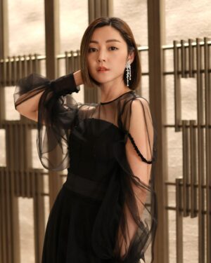 Michelle Wai Instagram - 掛住我把長頭髮嗎？😆

Jewelry: @emperorjewellery #英皇珠寶 #EmperorJewellery
Gown: @victorchanstudio 
Makeup and Hair: MW
Camera: @canonhongkong