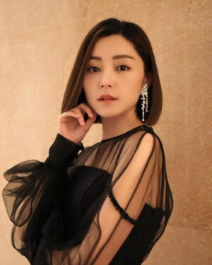 Michelle Wai Instagram - 掛住我把長頭髮嗎？😆

Jewelry: @emperorjewellery #英皇珠寶 #EmperorJewellery
Gown: @victorchanstudio 
Makeup and Hair: MW
Camera: @canonhongkong