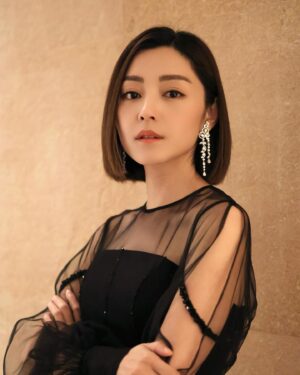 Michelle Wai Instagram - 掛住我把長頭髮嗎？😆

Jewelry: @emperorjewellery #英皇珠寶 #EmperorJewellery
Gown: @victorchanstudio 
Makeup and Hair: MW
Camera: @canonhongkong