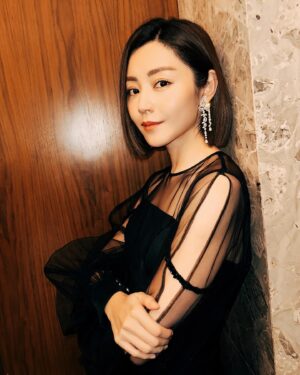 Michelle Wai Instagram - 掛住我把長頭髮嗎？😆

Jewelry: @emperorjewellery #英皇珠寶 #EmperorJewellery
Gown: @victorchanstudio 
Makeup and Hair: MW
Camera: @canonhongkong