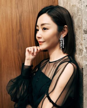 Michelle Wai Instagram - 掛住我把長頭髮嗎？😆

Jewelry: @emperorjewellery #英皇珠寶 #EmperorJewellery
Gown: @victorchanstudio 
Makeup and Hair: MW
Camera: @canonhongkong