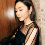 Michelle Wai Instagram - 掛住我把長頭髮嗎？😆 Jewelry: @emperorjewellery #英皇珠寶 #EmperorJewellery Gown: @victorchanstudio Makeup and Hair: MW Camera: @canonhongkong