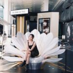 Michelle Wai Instagram - 好開心被邀請率先參觀CLARINS Precious #珍稀凝時體驗館 🖤 之前已經有用呢個系列既皇牌#至臻凝時面霜，質地夠潤又易吸收，用完會feel到皮膚好滑好有光澤✨ 而且仲有淡淡花香，俾人有種好似做完Spa嘅relax感覺🥰 而現場既美容師仲教我配合埋Loutil按摩儀一齊用 呢粒好似心型按摩儀融入咗人手按摩藝術，令緊緻效果更事半功倍。 嚟緊出席重要場合，等我每日用佢修靚輪廓先🧏🏻‍♀️ 今次體驗館由海運大廈露天廣場一直延伸到入口大堂，有多個靚靚打卡位同互動體驗可以玩。大家跟住我就一定有着數：😎 1️⃣完成會場嘅指定體驗後就可以獲得全效美肌體驗裝 (價值HK$224)🎁。 2️⃣記得喺 ｢光影月下鞦韆｣打卡，然後喺自己既社交平台分享兼加上指定hashtag，就有機會獲得價值豐富獎品，當中大獎係Klook禮品卡連至臻凝時探索套裝 (價值HK$5,000)。所以我就去晒咁多個打卡位啦！ 🤭另外體驗館喺指定日期及時間仲有多個限定工作坊，大家可以親手製作專屬嘅手藝作品。每位費用$300，完成後仲可即場全數換購CLARINS產品。 🌟CLARINS Precious珍稀凝時體驗館🌟 日期：即日起至3月24日 時間：10am-9pm 地點：海港城海運大廈露天廣場及入口大堂 登記網址: https://bit.ly/3V9KYLk #珍稀凝時體驗館 #PreciousNationPopup #CLARINSPrecious #AsRareAsYou #ClarinsHK @ClarinsHK