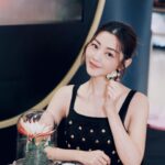 Michelle Wai Instagram - 好開心被邀請率先參觀CLARINS Precious #珍稀凝時體驗館 🖤 之前已經有用呢個系列既皇牌#至臻凝時面霜，質地夠潤又易吸收，用完會feel到皮膚好滑好有光澤✨ 而且仲有淡淡花香，俾人有種好似做完Spa嘅relax感覺🥰 而現場既美容師仲教我配合埋Loutil按摩儀一齊用 呢粒好似心型按摩儀融入咗人手按摩藝術，令緊緻效果更事半功倍。 嚟緊出席重要場合，等我每日用佢修靚輪廓先🧏🏻‍♀️ 今次體驗館由海運大廈露天廣場一直延伸到入口大堂，有多個靚靚打卡位同互動體驗可以玩。大家跟住我就一定有着數：😎 1️⃣完成會場嘅指定體驗後就可以獲得全效美肌體驗裝 (價值HK$224)🎁。 2️⃣記得喺 ｢光影月下鞦韆｣打卡，然後喺自己既社交平台分享兼加上指定hashtag，就有機會獲得價值豐富獎品，當中大獎係Klook禮品卡連至臻凝時探索套裝 (價值HK$5,000)。所以我就去晒咁多個打卡位啦！ 🤭另外體驗館喺指定日期及時間仲有多個限定工作坊，大家可以親手製作專屬嘅手藝作品。每位費用$300，完成後仲可即場全數換購CLARINS產品。 🌟CLARINS Precious珍稀凝時體驗館🌟 日期：即日起至3月24日 時間：10am-9pm 地點：海港城海運大廈露天廣場及入口大堂 登記網址: https://bit.ly/3V9KYLk #珍稀凝時體驗館 #PreciousNationPopup #CLARINSPrecious #AsRareAsYou #ClarinsHK @ClarinsHK