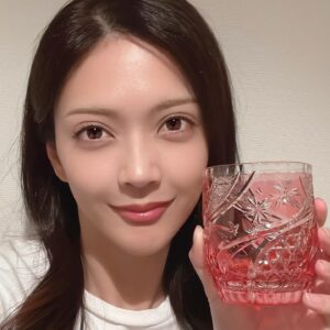 Michiko Tanaka Instagram - 三月も後半になり、暖かい日が増えてきました。
出会いと別れのシーズンで、学校を卒業する方や新入社員の方、心機一転する方様々で、そわそわする時期ですよね☺️
みなさんいかがお過ごしですか？

私はようやくドラマ撮影もひと段落し、ホッとしたのも束の間また地方を飛び回ったり絵を描いたりの日常です✨
今回はこの時期にぴったりなグラスのご紹介です。桜が水面に浮き、流れる様子をイメージしたグラス🌸美しい曲線のカットに伝統紋様の菊繋ぎが施されています。
ペアグラスでもあるのでお使いのシーンも様々。
ぜひお手に取ってみてくださいね。

#kagamicrystal
#kagami
#カガミクリスタル
#江戸切子
#pr