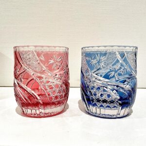 Michiko Tanaka Instagram - 三月も後半になり、暖かい日が増えてきました。
出会いと別れのシーズンで、学校を卒業する方や新入社員の方、心機一転する方様々で、そわそわする時期ですよね☺️
みなさんいかがお過ごしですか？

私はようやくドラマ撮影もひと段落し、ホッとしたのも束の間また地方を飛び回ったり絵を描いたりの日常です✨
今回はこの時期にぴったりなグラスのご紹介です。桜が水面に浮き、流れる様子をイメージしたグラス🌸美しい曲線のカットに伝統紋様の菊繋ぎが施されています。
ペアグラスでもあるのでお使いのシーンも様々。
ぜひお手に取ってみてくださいね。

#kagamicrystal
#kagami
#カガミクリスタル
#江戸切子
#pr