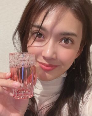 Michiko Tanaka Instagram - 10月もラストになりました！金木犀の香りを楽しんでいたのも束の間、あっという間に寒い季節に移り変わってきましたね✨ 季節の変わり目なので風邪には気をつけましょう！ 

先日使ったこちらのグラス。鮮やかなピンク色と華やかな切子が美しくて、箱から取り出した瞬間、きゃー！かわいい！と1人で大興奮。スリムグラスなので持ちやすいのも👍伝統工芸士 鍋谷淳一氏がデザイン・カットを施されたんですって！洗練されたグラスにうっとり☺️

 #kagami 
#kagamicrystal
 #江戸切子
#カガミクリスタル