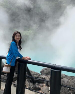 Michiko Tanaka Instagram - 本日18:00〜
BS12 NEXTTRIP 由布院・別府の旅に出演してます🥳

初めて行ったけど、本当に本当に素敵な街でした😍
東京に帰ってからも皆んなに自慢するくらい！

別府の地獄温泉巡りは、本当に異世界探検みたいでワクワクしましたし、先週の由布院の、移住したいくらい心地よい街でした😍
宿泊した、界　由布院、界　別府さんそれぞれ違った魅力の詰まったお宿では最高のお料理も😋❤️
ぜひ由布院に行く時は、我が後輩のお店ギャラリーSORAさんにも立ち寄ってみてくださいね🥰