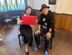 Michiko Tanaka Instagram - やっと告知できます❤️
明日の#築き人
ゲストに#天野喜孝 さんをお招きしました〜！！❤️❤️🥳✨🥰😍
もううう…最高なひと時でした！！！

私のことを知ってくださってる方には、私が大のファイナルファンタジー好きだとバレてると思いますが、皆さんの中にも天野さんの絵が好きな方も多いのではないでしょうか🥰😍✨

中学生のころの私の夢は、天野さんに弟子入りすることだったんです☺️アーティストや画家になるって言うんじゃなくて、弟子入り。笑
20年以上の時間をかけて、初めてお会いすることが出来て…人生で最高な1日になりました✨😍
サインを求めたスタッフさんみんなに快く絵を描いてくださって、みんなで大感激✨
お会いしてからもっともっと大好きになりました🥰✨
もっともっと頑張れる✨❤️

たくさんお話も伺えたので、みなさんぜひご覧くださいね❤️
木曜20:49〜です😆

衣装も意識して素敵なの用意してもらいました❤️
outfit
@mieli_invariant
accessories
@agete_official
shoes
@dianashoespress
