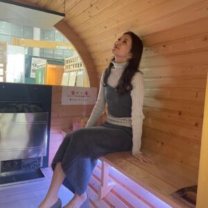 Michiko Tanaka Instagram - 東京は雨☔️雷もすごい。
みなさん風邪など引かずにご自愛くださいね🥹

本日、22:00〜　テレ東　新美の巨人たち　に
出演しております🥰✨
来年改装される帝国劇場を隅々まで味わい尽くしてきました😆✨
ご一緒したのは倉方先生🧑‍🏫

先生とは昨日の木材コレクションのトークショーでもご一緒していただきました😆🙇‍♀️
先生とお話しさせていただくと建築の知見がますます深まるので勉強になります🙇‍♀️

明後日はみんなの競馬にも出演しております😃

ぜひご覧ください🥰