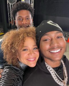 Michole Briana White Instagram - My heart is bursting with love and giggles everytime I watch this interview clip. 🥰 🤭😜So much fun. Thanks again for having us @cocoabutter @davinchi @lilmeechbmf @bmfstarz @starz 
Mk up by @meccadickerson ♥️😍♥️ #love #family #bmf #cocobutter