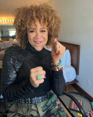 Michole Briana White Instagram - My heart is bursting with love and giggles everytime I watch this interview clip. 🥰 🤭😜So much fun. Thanks again for having us @cocoabutter @davinchi @lilmeechbmf @bmfstarz @starz 
Mk up by @meccadickerson ♥️😍♥️ #love #family #bmf #cocobutter