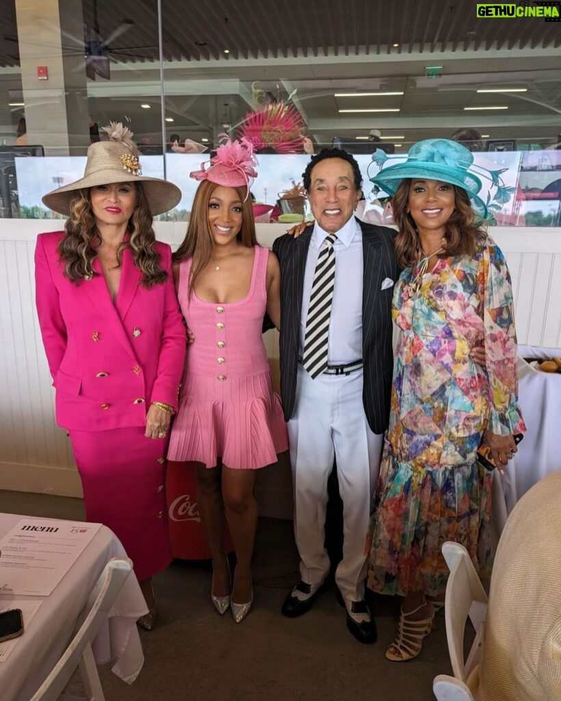 Mickey Guyton Instagram - Pre-derby festivities 💕🐎 @mstinaknowles @smokeyrobinson @hollyrpeete 👗: @retrofete