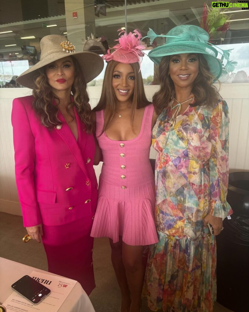 Mickey Guyton Instagram - Pre-derby festivities 💕🐎 @mstinaknowles @smokeyrobinson @hollyrpeete 👗: @retrofete