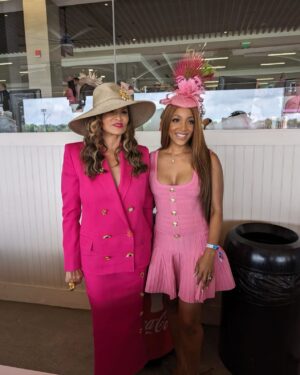 Mickey Guyton Instagram - Pre-derby festivities 💕🐎

@mstinaknowles @smokeyrobinson @hollyrpeete 

👗: @retrofete