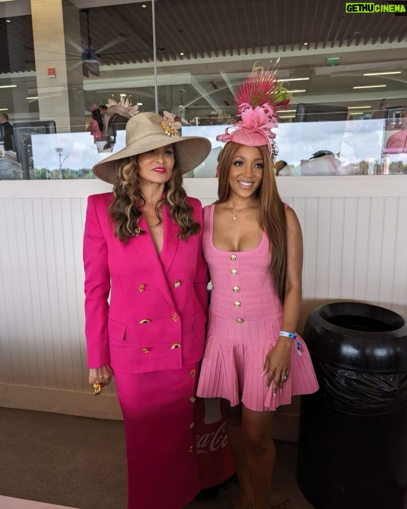 Mickey Guyton Instagram - Pre-derby festivities 💕🐎 @mstinaknowles @smokeyrobinson @hollyrpeete 👗: @retrofete