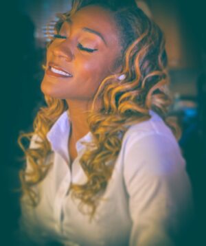 Mignon Von Instagram - We love what we do and we do it for you...that’s a wrap on season 3. Thanks to my fellow cast & the hardest working crew in tinsel town. You are amazing! I love you🤟🏾 

#family #sistasonbet #thankyou #loveyou 
📸 @ebonyobsidian