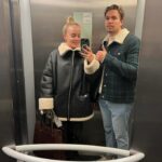 Miisa Rotola-Pukkila Instagram - Marraskuu…🧸🤎 Joka vuosi mietityttää, että kuinka kovaa marraskuun pimeys iskee luihin, ytimiin ja mieleen.🌪️ Tällä kertaa ei iskenytkään. Sain voimaa maailman ihanimmasta työprokkiksesta ja ihanimmista työkamuista. Sain pidettyä hyvän balanssin työn ja levon välillä, ja vapaapäiviä ei tarvinnutkaan vaan maata sohvalla ylikuormittuneena. Hyvä marraskuu.👏🏼 Hyvä minä.👏🏼 Ehkä tää tästä.👏🏼