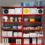 Miisa Rotola-Pukkila Instagram - Köpis-vinkkejä kas tässä! Tallenna postaus, jos joskus suuntaat Tanskan maalle! 🔸 HAY House: Kahdessa kerroksessa tanskalaisen design-talon sisustusherkkuja. 🔸 Studio Arhoj: Värikylpy käsintehdyn keramiikan keskellä. Täältä kannoin parit kahvikupit ja kannut kotiin.🙈 🔸 NENI Copenhagen: Meidän hotellin (25hours hotel) yhteydessä oleva ravintola, jossa ideana oli tilata jaettavia annoksia pöytään. 🔸 Second wardrobe: Käytiin useammissa second hand -kaupoissa, mutta tää oli mun ehdoton lemppari! Erittäin hyvin kuratoitu kiinnostava valikoima käytettyjä merkkituotteita. 🔸 Palmen Slik: Eeppinen karkkikauppa. 🔸 Henrik Vibskov Boutique: Upeasti sisustettu designer-vaatteiden myymälä. 🔸 BauBau: Vintage-aarteiden tyyssija! 🔸 Cafe Flottenheimer: Symppis ravintola, johon päädyttiin kaks eri kertaa halloum-saldelle ja ranskalaisille. Jos mulla ois ravintola, siellä ois tämmösiä annoksia.🥹 🔸 Lagkakehuset: Kaupungin parhaat kanelikierteet.