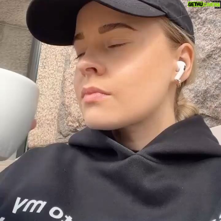 Miisa Rotola-Pukkila Instagram - murjotuspäivän comfort outfit💀✌🏼🦦🖤