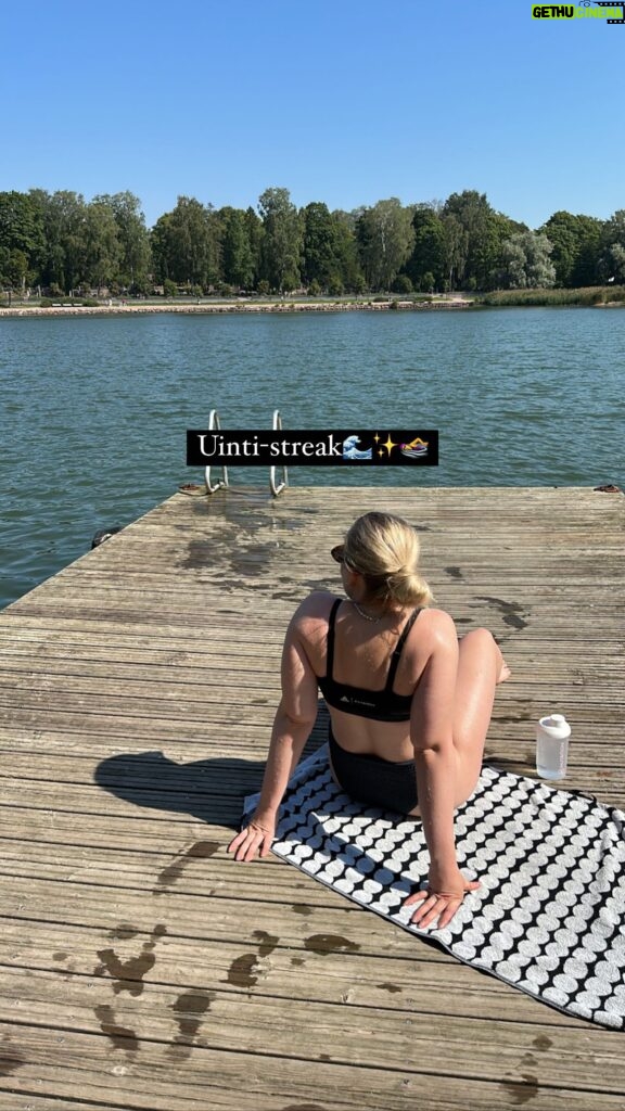 Miisa Rotola-Pukkila Instagram - mainos @bonaquasuomi 💚 30 PÄIVÄN UINTI-STREAK🏊‍♀️✨🌊😮‍💨 Aloitin elokuun alussa haasteen käydä mahdollisimman monta päivää putkeen uimassa.🏊‍♀️🌊✨🩱 Rakastan tämmösiä pieniä haasteita, joissa pääsee ylittämään itseään ja elämään täysillä. Ne tuo arkeen sopivasti jännitystä. Kävin uimassa niin rankkasateessa, upeassa aamuauringossa, sumussa kuin tuulen tuiverruksessakkin. Päivästä ja viikosta toiseen. Tää haaste oli aivan mahtava arjen piristys. Oli päivä millainen tahansa, ainakin uimaan meno oli varmaa. Tämmöstä lisää! #EläTäysilläNautiBonaqua #EläTäysillä