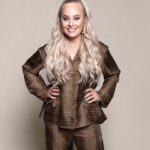 Miisa Rotola-Pukkila Instagram - MUODIN HUIPULLE uusi kausi starttaa ensi keväänä @mtvkatsomo @mtv3suomi !!!🔥🤎🪡👗 Maailman parasta jatkaa ohjelman juontajana ja tuomarina timanttisen tiimin kanssa @samisykko @sofiajarnefelt sekä uusi vakiotuomarimme @mertotsamo !😍 Helmikuussa nähdään jälleen, millaisia muotiluomuksia 10 superlahjakasta suunnittelijaa tuovat näytöslavalle tuomariston eteen! #MuodinHuipulle muah & tyyli: @lauramelanieh kuva: @juuliaschan