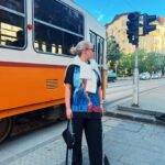 Miisa Rotola-Pukkila Instagram - Käymisen arvoiset paikat Budapestissä.🧡 Tallenna postaus varuiksi, jos joskus suuntaat sinne! Kolmessa päivässä ehdittiin koluta paljon, mutta tässä rajattuna meidän lempparikohteita. Kuva 1: Szatyor Bár. Jännittävä sisustus! Hyvät holittomat drinksut ja ihanaa paikallista ruokaa. (Myös peruspurilaisia) 2: DoubleShot Coffee & Brunch. Tästä tuli heti meidän vakkariaamiaismesta. 3: Bartók: Kiva terassi ja hyviä paikallisia ruokia. 4: MITZI: Ihanan rosoinen sisustus ja tunnelma. Käytiin lounaalla, mutta viikonlopun brunssi näytti myös todella hyvältä. 5: Gellert-kukkula. Tänne kannattaa kivuta auringonlaskun aikaan. Noin kilometrin nousu portaita pitkin ja näkymät olivat mahtavat! 6: Ludovika. Ihastuttava vintagekauppa. Etenkin asustevalikoima oli kiinnostava! 7: Pyhän Tapanin tuomiokirkko. Todella vaikuttava ja näkemisen arvoinen pytinki. Lisämaksusta pääsee kiipeämään kirkon torniin, josta on upeat maisemat. 8: Tunnin Tonava-risteily ilta-aikaan. Kaupungin kaikki merkittävät rakennukset ja nähtävyydet on valaistu upeasti ja näyttää hienolta joelta päin. Risteily ilman ruokaa ja juomaa maksaa noin 15€. 9: Rudas Thermal Bath. Kylpyläkokemus Budapestissä on wörtti! Rudas oli siisti, mutta sokkeloinen. Saunoja ja altaita oli kymmeniä! Mielenkiintoinen ja rentouttava kokemus. Omat uikkarit, läpsyt ja pyyhe mukaan! 10: Julkisen liikenteen käyttö oli tosi helppoa. Kannattaa ladata BudapestGO app, jolla saa ostettua liput kätevästi. Liput skannataan ratikan tai bussin ovella QR-koodilla. Kiitos Budapest, olit hitti! Yllätit positiivisesti tosi monta kertaa! Kiitos paras ystävä ja matkakumppani @marjutii 🥹 Kaks matkanjohtajasielua yhdessä reissussa on pelkkää voittoo.🤌🏼