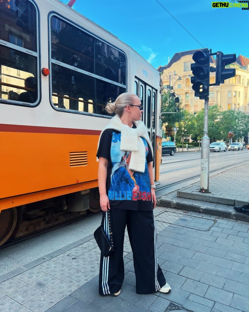 Miisa Rotola-Pukkila Instagram - Käymisen arvoiset paikat Budapestissä.🧡 Tallenna postaus varuiksi, jos joskus suuntaat sinne! Kolmessa päivässä ehdittiin koluta paljon, mutta tässä rajattuna meidän lempparikohteita. Kuva 1: Szatyor Bár. Jännittävä sisustus! Hyvät holittomat drinksut ja ihanaa paikallista ruokaa. (Myös peruspurilaisia) 2: DoubleShot Coffee & Brunch. Tästä tuli heti meidän vakkariaamiaismesta. 3: Bartók: Kiva terassi ja hyviä paikallisia ruokia. 4: MITZI: Ihanan rosoinen sisustus ja tunnelma. Käytiin lounaalla, mutta viikonlopun brunssi näytti myös todella hyvältä. 5: Gellert-kukkula. Tänne kannattaa kivuta auringonlaskun aikaan. Noin kilometrin nousu portaita pitkin ja näkymät olivat mahtavat! 6: Ludovika. Ihastuttava vintagekauppa. Etenkin asustevalikoima oli kiinnostava! 7: Pyhän Tapanin tuomiokirkko. Todella vaikuttava ja näkemisen arvoinen pytinki. Lisämaksusta pääsee kiipeämään kirkon torniin, josta on upeat maisemat. 8: Tunnin Tonava-risteily ilta-aikaan. Kaupungin kaikki merkittävät rakennukset ja nähtävyydet on valaistu upeasti ja näyttää hienolta joelta päin. Risteily ilman ruokaa ja juomaa maksaa noin 15€. 9: Rudas Thermal Bath. Kylpyläkokemus Budapestissä on wörtti! Rudas oli siisti, mutta sokkeloinen. Saunoja ja altaita oli kymmeniä! Mielenkiintoinen ja rentouttava kokemus. Omat uikkarit, läpsyt ja pyyhe mukaan! 10: Julkisen liikenteen käyttö oli tosi helppoa. Kannattaa ladata BudapestGO app, jolla saa ostettua liput kätevästi. Liput skannataan ratikan tai bussin ovella QR-koodilla. Kiitos Budapest, olit hitti! Yllätit positiivisesti tosi monta kertaa! Kiitos paras ystävä ja matkakumppani @marjutii 🥹 Kaks matkanjohtajasielua yhdessä reissussa on pelkkää voittoo.🤌🏼