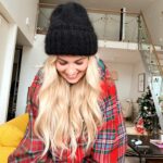 Miisa Rotola-Pukkila Instagram - mainos @bookbeat.fi & arvonta 💫 Tervetuloa mun näköisiin pikkujouluihin❤️🎄🎧Bailaaminen pikkumekossa yömyöhään ei oo mun juttu, joten halusin järkätä omat mun näköiset pikkujoulut mun seuraajille PYJAMABILEET -teemalla😍 Järjestän tapahtuman yhdessä yhteistyökumppanini äänikirjapalvelu BookBeatin kanssa. Pikkujoulut ovat tiistaina 12.12.2023 Helsingissä ja pääsen arpomaan 10 seuraajalle paikat tapahtumaan.✨ Mun näköisten pikkujoulujen ohjelmassa on: 🎧 Rauhoittumista yhteistä äänikirjaa kuunnellen. 💎 Korupajassa näpertämistä (kaikki saavat tehdä itselleen oman voimakorun🩵) 🧁 Herkkuja! 🧸 Rentoilua ja tutustumista. Pukukoodi: Pyjama, kotiasu, lökövaatteet, jotain missä tunnet itsesi kotoisaksi🤎 Näin pääset mukaan arvontaan: Seuraa BookBeatia Instagramissa (@bookbeat.fi). Kommentoi tähän postaukseen jokin kirja, jonka haluaisit kuunnella tai lukea. Arvonnan ehdot: Ikäraja osallistumiselle on 18. Osallistumisaika päättyy 3.12. klo 23:59. BookBeat ilmoittaa arvonnan voittajille henkilökohtaisesti Instagram-yksityisviestillä osallistumisajan päätyttyä. Instagram ei ole mukana arvonnassa. Nähdään pikkujouluissa😍