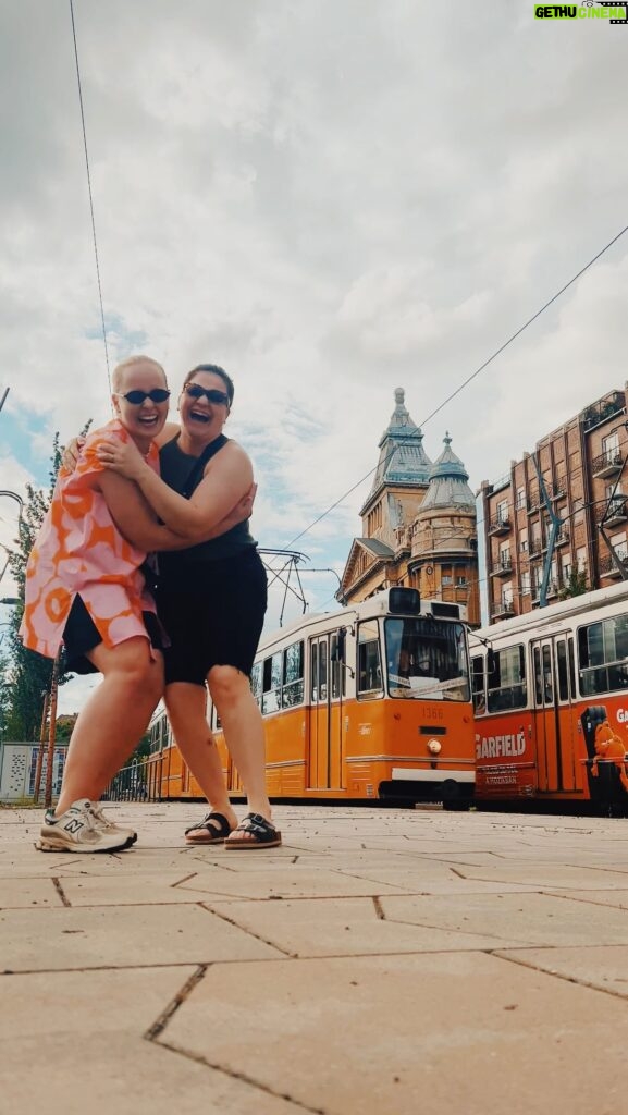 Miisa Rotola-Pukkila Instagram - Ei keksitty toisillemme 30-vuotislahjoja, joten lähdettiin yhdessä bestisreissulle Budapestiin🫶🏼☀️🧳