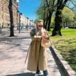 Miisa Rotola-Pukkila Instagram - SPOTTED: Pitkän linjan tuupertaja käyskenteli viikonloppuna Helsingin Esplanadin puistossa ttk-tanssiparinsa @markokeranen kanssa. Kaksikko oli sonnustautunut tummiin aurinkolaseihin ja keväisiin asuihin. Tuupertaja Mmiisas oli pukeutunut maanläheisiin väreihin ja hänen päätään koristi näyttävä hiuspanta. Marko Keränen luotti tyylilleen uskollisena mustaan. Lieneekö entinen tanssiparivaljakko ollut päivittelemässä viimeaikaisia kuulumisiaan vai punomassa uusia juonia? Xoxo, Gossip girl 💋 paparazzikuvat by @markokeranen