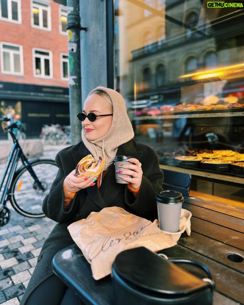 Miisa Rotola-Pukkila Instagram - Vieläkin Köpis ja kanelikierteet mielessä🤎 Suunnittelen jo seuraavaa reissua takaisin.🥹