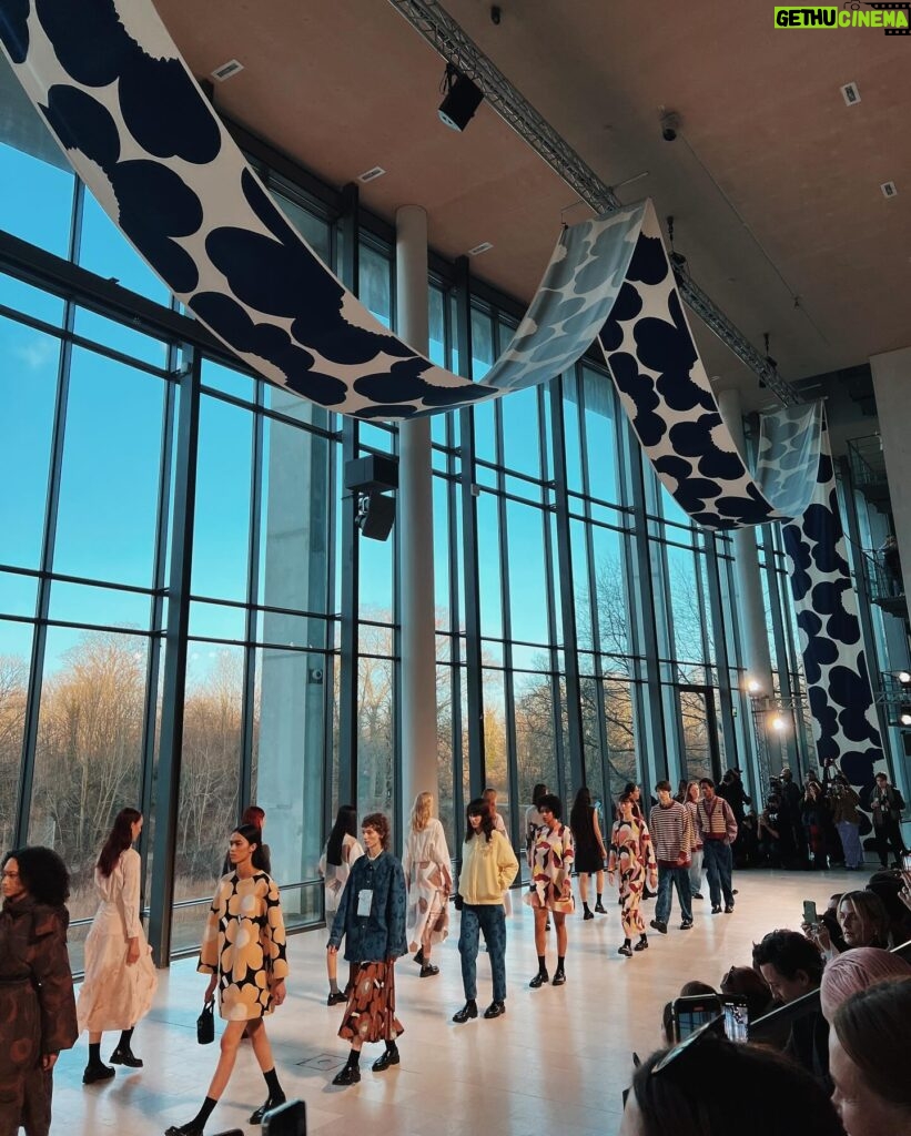 Miisa Rotola-Pukkila Instagram - Meidän muotiviikko huipentui @marimekko FW24 -näytökseen upeassa Tanskan kansallisgalleriassa. Tunnelma oli ihan mieletön ja mallisto sai raikuvat hurrausaplodit lopuksi.🧡 asukuva: @jereviinikainen 🫶🏼