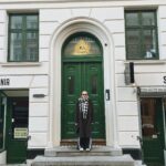 Miisa Rotola-Pukkila Instagram - Löydettiin uskomaton karkkikauppa, Tomas teki vuosisadan second hand -löydön ja meikäläinen osti kirpparilta metallikyltin, jossa lukee vaatekaappi tanskaksi. Eniten harmitti, että upeet bootsit jäi ostamatta, kun pohkeet on niin minttiin treenattu.💁🏼‍♀️
