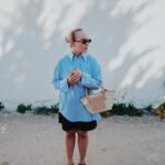 Miisa Rotola-Pukkila Instagram - Ennustaisin tästä asusta mun tän kesän lempparilookkia🩵 Over sized -kauluspaita, pellavashortsit, olkilaukku ja puukengät.🌾☀️⛵️