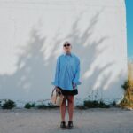 Miisa Rotola-Pukkila Instagram - Ennustaisin tästä asusta mun tän kesän lempparilookkia🩵 Over sized -kauluspaita, pellavashortsit, olkilaukku ja puukengät.🌾☀️⛵️