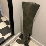 Miisa Rotola-Pukkila Instagram - Löydettiin uskomaton karkkikauppa, Tomas teki vuosisadan second hand -löydön ja meikäläinen osti kirpparilta metallikyltin, jossa lukee vaatekaappi tanskaksi. Eniten harmitti, että upeet bootsit jäi ostamatta, kun pohkeet on niin minttiin treenattu.💁🏼‍♀️