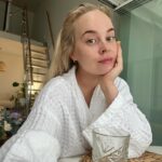 Miisa Rotola-Pukkila Instagram - Marraskuu…🧸🤎 Joka vuosi mietityttää, että kuinka kovaa marraskuun pimeys iskee luihin, ytimiin ja mieleen.🌪️ Tällä kertaa ei iskenytkään. Sain voimaa maailman ihanimmasta työprokkiksesta ja ihanimmista työkamuista. Sain pidettyä hyvän balanssin työn ja levon välillä, ja vapaapäiviä ei tarvinnutkaan vaan maata sohvalla ylikuormittuneena. Hyvä marraskuu.👏🏼 Hyvä minä.👏🏼 Ehkä tää tästä.👏🏼