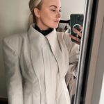 Miisa Rotola-Pukkila Instagram - What a week!😮‍💨 Nyt tässä kesän kynnyksellä muistutan itseäni ja teitä, että kivatkin asiat kuormittavat. Tän viikon vastapainoksi tarvitsen pötköttelyä, hiljaisuutta ja pulahduksia mereen.💙