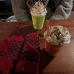 Miisa Rotola-Pukkila Instagram - Marraskuu…🧸🤎 Joka vuosi mietityttää, että kuinka kovaa marraskuun pimeys iskee luihin, ytimiin ja mieleen.🌪️ Tällä kertaa ei iskenytkään. Sain voimaa maailman ihanimmasta työprokkiksesta ja ihanimmista työkamuista. Sain pidettyä hyvän balanssin työn ja levon välillä, ja vapaapäiviä ei tarvinnutkaan vaan maata sohvalla ylikuormittuneena. Hyvä marraskuu.👏🏼 Hyvä minä.👏🏼 Ehkä tää tästä.👏🏼