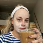 Miisa Rotola-Pukkila Instagram - Marraskuu…🧸🤎 Joka vuosi mietityttää, että kuinka kovaa marraskuun pimeys iskee luihin, ytimiin ja mieleen.🌪️ Tällä kertaa ei iskenytkään. Sain voimaa maailman ihanimmasta työprokkiksesta ja ihanimmista työkamuista. Sain pidettyä hyvän balanssin työn ja levon välillä, ja vapaapäiviä ei tarvinnutkaan vaan maata sohvalla ylikuormittuneena. Hyvä marraskuu.👏🏼 Hyvä minä.👏🏼 Ehkä tää tästä.👏🏼