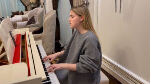 Mikella Abramova Instagram - Хлопья летят наверх- Feduk 

Ждала холод, чтобы сделать кавер на эту песню)🤍❄️

Отмечайте @fedukone в комментариях пожалуйста)))♥️
