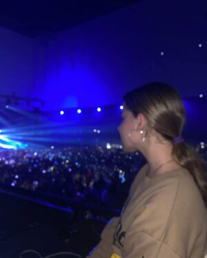 Mikella Abramova Instagram - Тысячи рук и голодных глаз💙