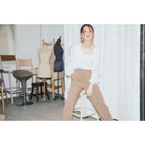 Miki Yanagi Instagram - .
本日より @econo_me_p2c さんとのコラボ商品が受注開始です！

『オーガニックコットンTシャツ』にはいつかのインスタライブで書いたあのサメの刺繍がさりげなくいます…
ちょっと恥ずかしいよって方でも着ていただけるさりげなさです！！
サイズがM、Lの展開で少しオーバーサイズになっているので男性女性どちらでも着ていただけるかと思います☺️

『スラックスパンツ』はすごくストレッチが効いた素材なのですごく楽ですし、長時間履いていても疲れずらいかと思います☻
こちらも、S、Mとサイズがありますので男性女性問わず履いていただけると思いますっ！

URLはストーリーに掲載しますので是非☻☻
私とお揃いにしましょう〜？