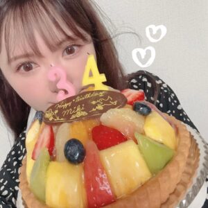 Miki Kawanishi Instagram - ちょっと前になるけど
また一つlevel upしたよぉおおお

3枚目ツッコミどころ多すぎるけど
私はこの中に居ません。笑

34は好きなことだけする
心身ともに健康を目指す
キツい性格治す（30代の目標）
クリエイティブに生きる
みんなに喜んでもらえるコスメ、カラコンを作る

いつもありがとうございます💐