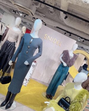 Miki Kawanishi Instagram - 🪡👗

今年のSNIDELもかわいすぎた(⸝⸝ ◜~◝⸝⸝)

#カフェ #展示会 #SNIDEL #snidelhome