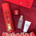 Miki Kawanishi Instagram - SK-IIのコフレ今年もかわええええ!!! メゾンキツネとのコラボ🦊 ピテラ™️エッセンスの現品サイズやリニューアルしたクリームまで入っていて、 ポーチも付いてきて相変わらずお得感満載でした♡ SK-IIってホリデーシーズンに特に欲しくなるスキンケアだと思うので、 大切な人にコフレプレゼントオススメ🎁 残り少ないらしいので急いでゲットしてみてね🎄✨  ピテラ™️: 特別な酵母の株から、独自のプロセスで発酵させ生み出した、SK-IIだけの天然由来成分(SK-II独自のガラクトミセス培養液-整肌保湿成分) #PR #SKII #クリスマスコフレ#SKIIxMAISONKITSUNE #ピテラ