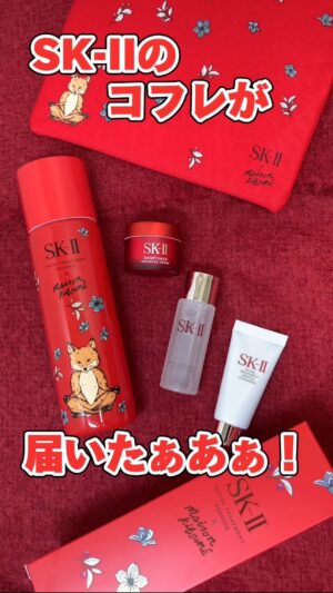 Miki Kawanishi Instagram - SK-IIのコフレ今年もかわええええ!!!
メゾンキツネとのコラボ🦊

ピテラ™️エッセンスの現品サイズやリニューアルしたクリームまで入っていて、 ポーチも付いてきて相変わらずお得感満載でした♡

SK-IIってホリデーシーズンに特に欲しくなるスキンケアだと思うので、 大切な人にコフレプレゼントオススメ🎁

残り少ないらしいので急いでゲットしてみてね🎄✨
 ピテラ™️: 特別な酵母の株から、独自のプロセスで発酵させ生み出した、SK-IIだけの天然由来成分(SK-II独自のガラクトミセス培養液-整肌保湿成分) 

#PR #SKII #クリスマスコフレ#SKIIxMAISONKITSUNE #ピテラ